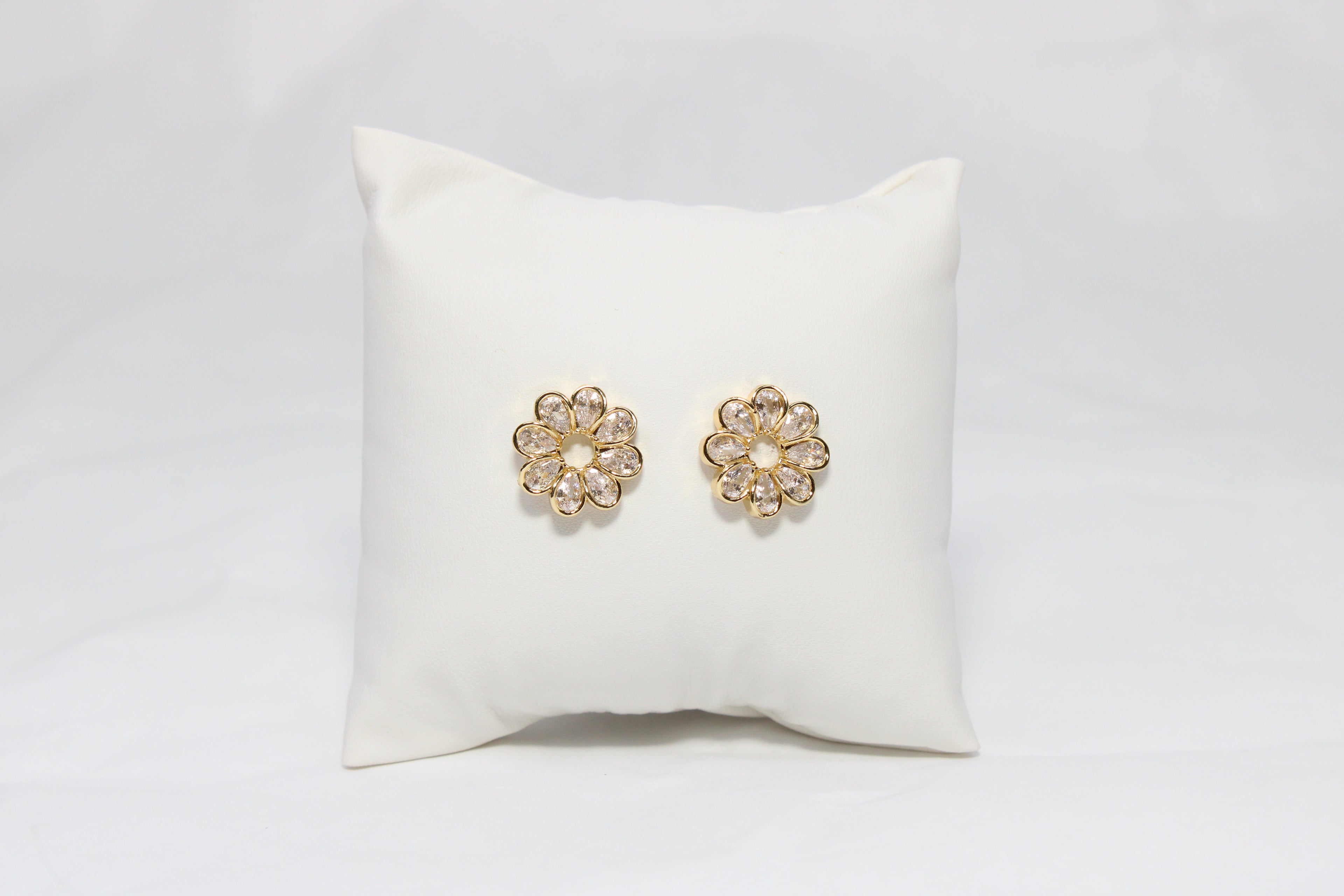 Golden Daisy Shine | 18K Gold-Filled Flower Stud Earrings | Stainless Steel