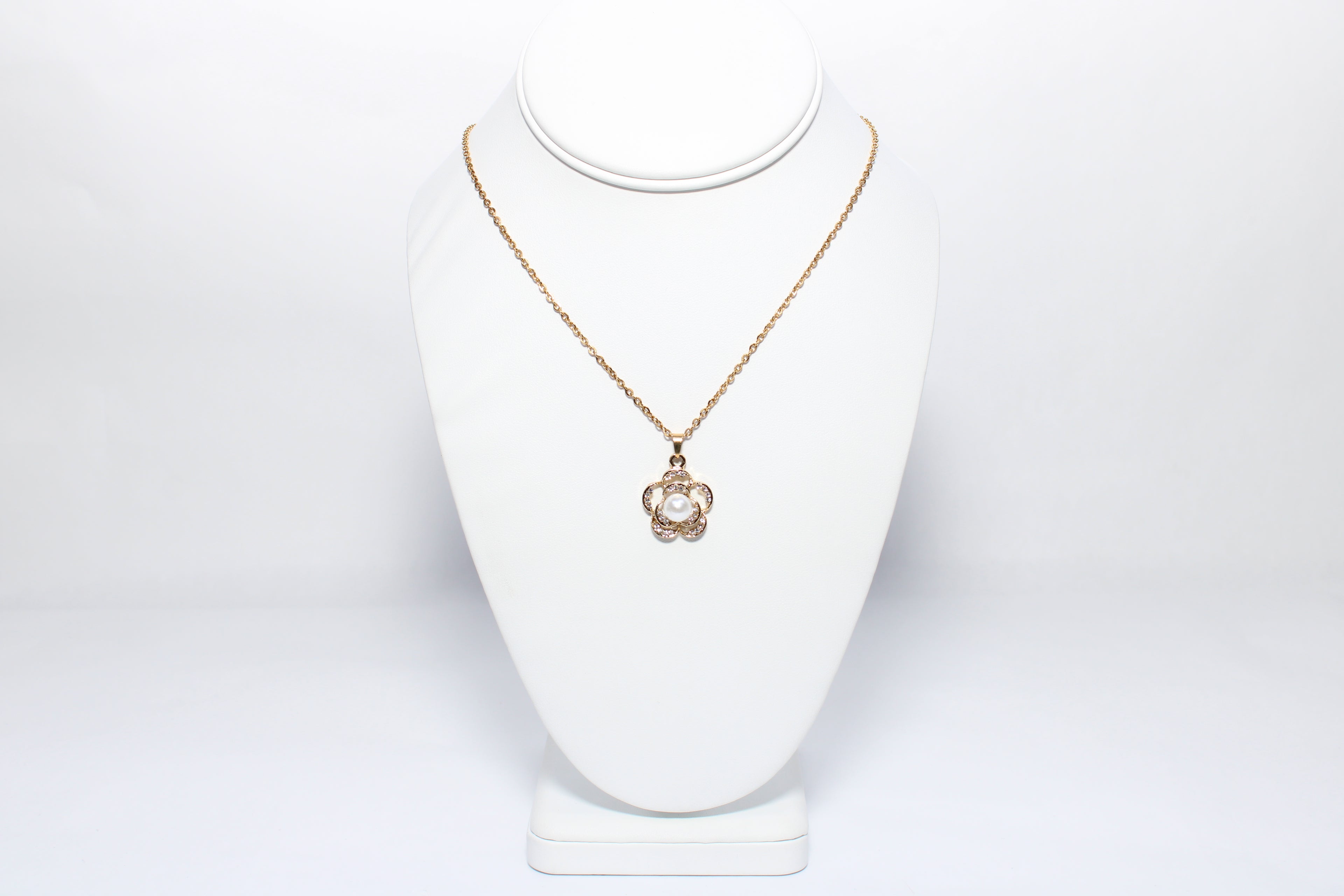Radiant Charm | 18K Gold-Filled Floral Pearl Pendant | Stainless Steel