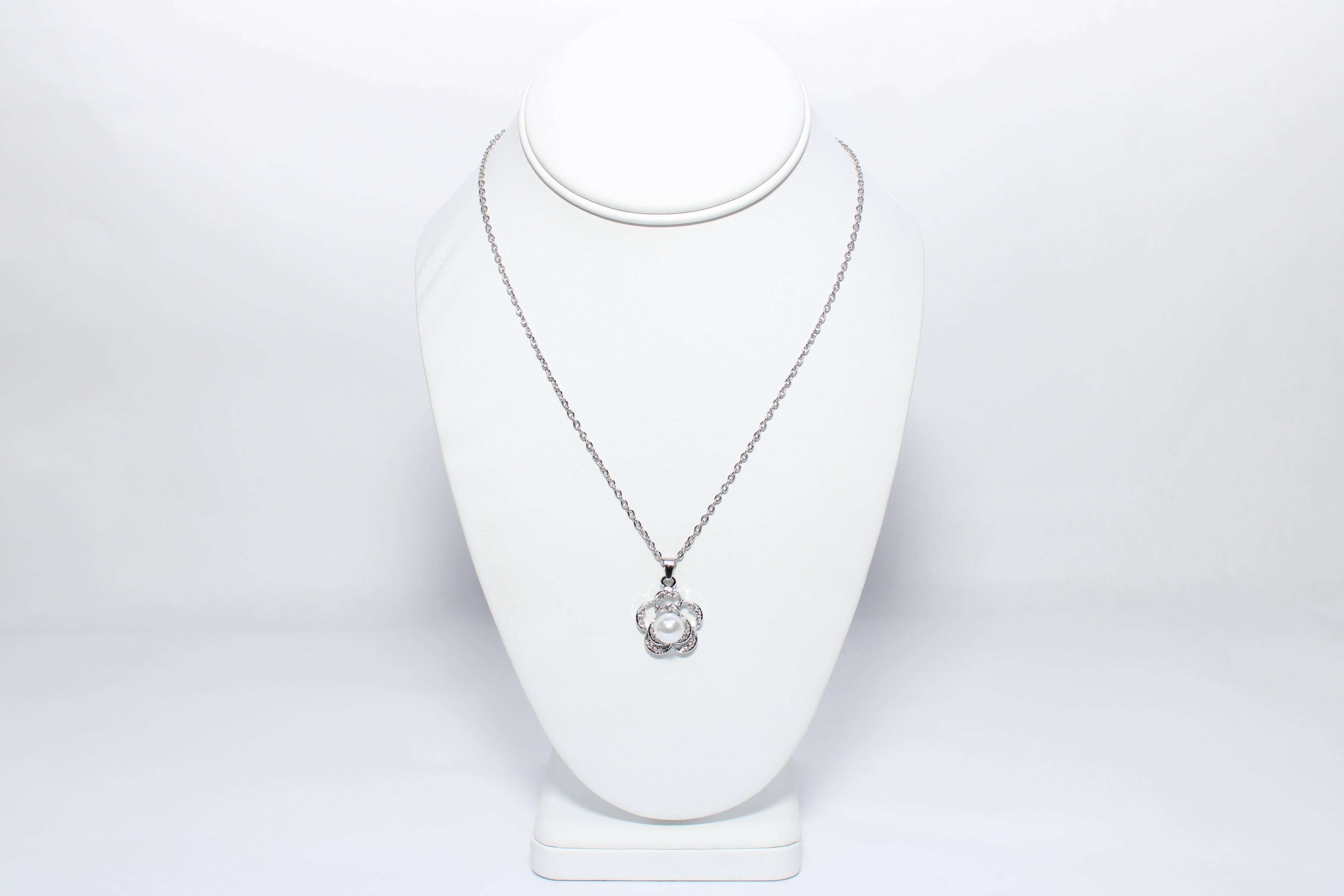 Velvet Soul | 18K Gold-Filled Pearl Flower Pendant Necklace | Stainless Steel