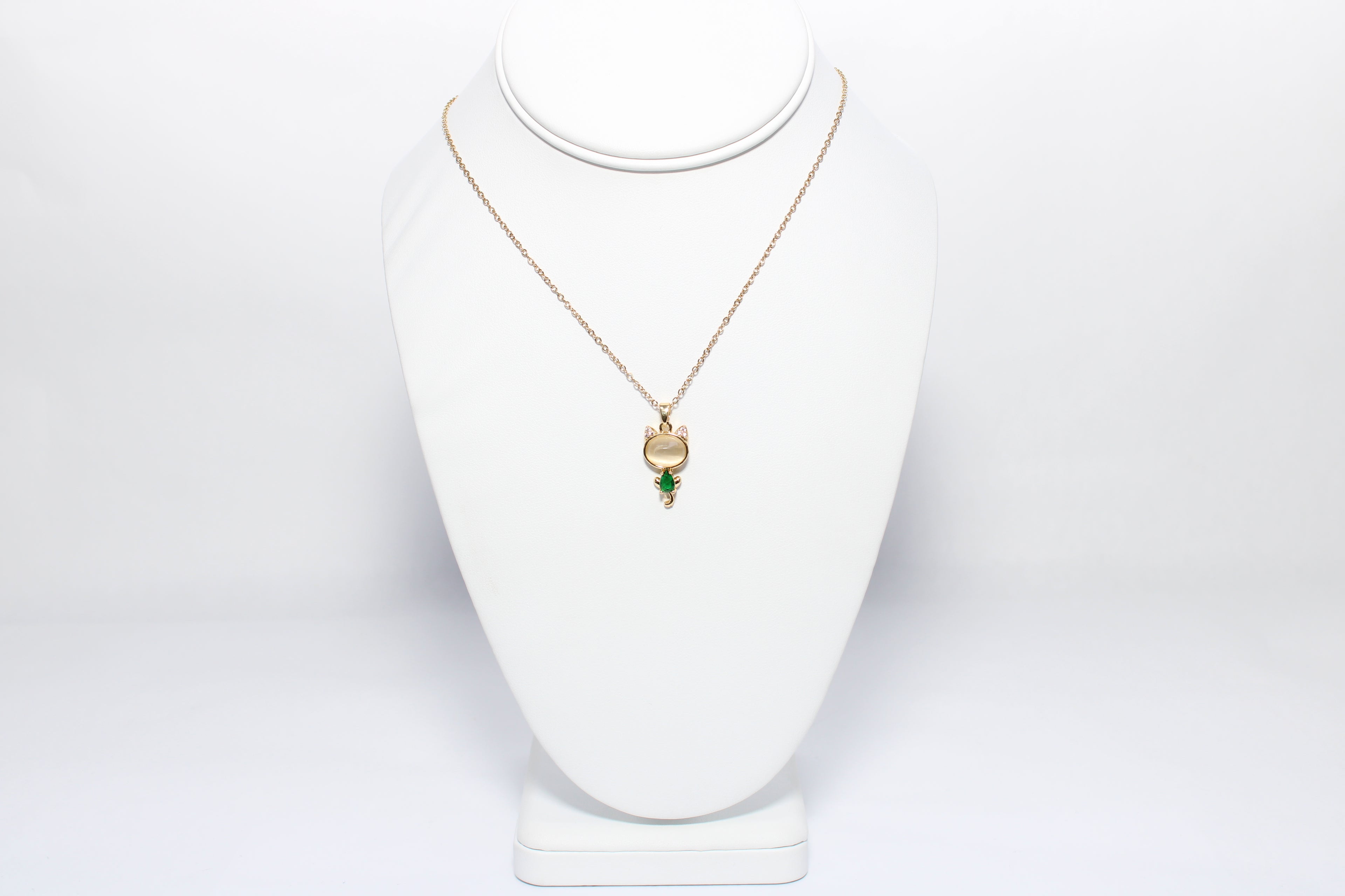 Royal Charm | 18K Gold-Filled Cat Pendant Necklace | Stainless Steel